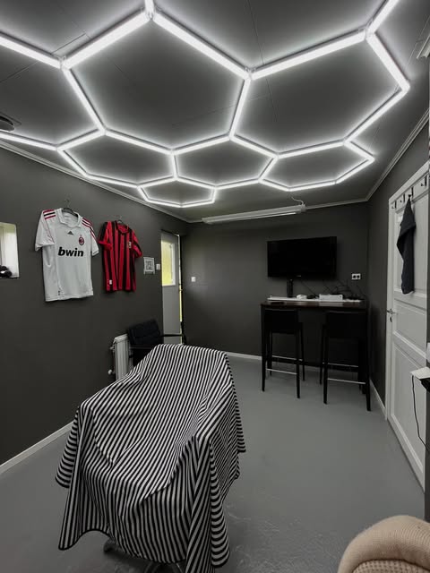 Salongen inifrån hos Phom Studio i Skillingaryd, med barberarstol och spegel.